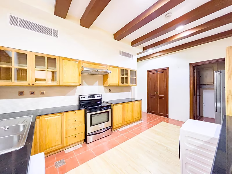 SPACIOUS 5BR VILLA | PRIME WEST BAY LAGOON - Photo 18