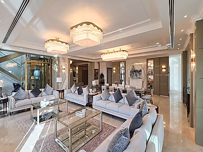 Stunning Renovated Penthouse | Panoramic Marina Views | Prime Location