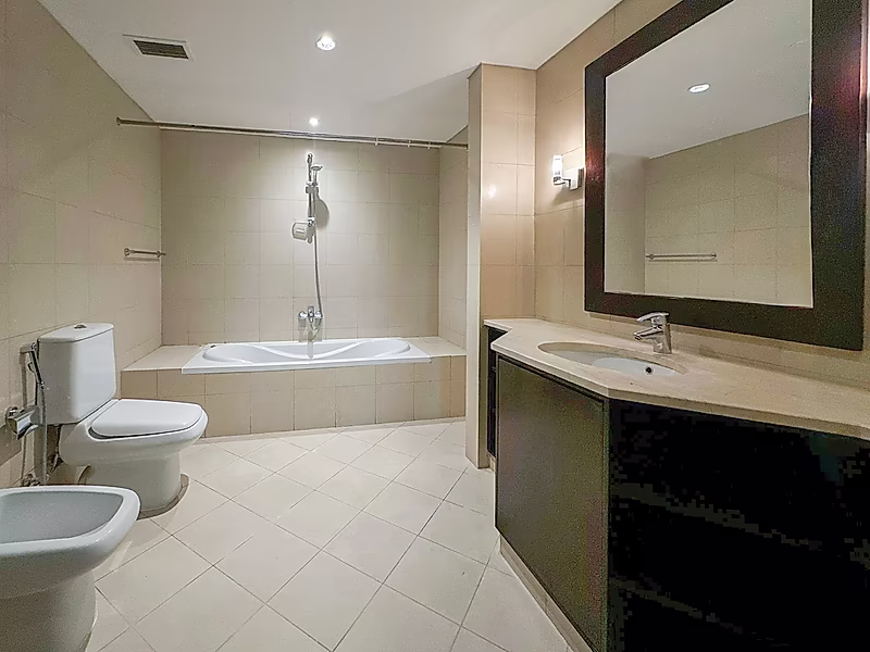 Bright & Unique Layout 1 Bedroom in Porto Arabia’s Top Tower - Sea & Kempinski View - Photo 4