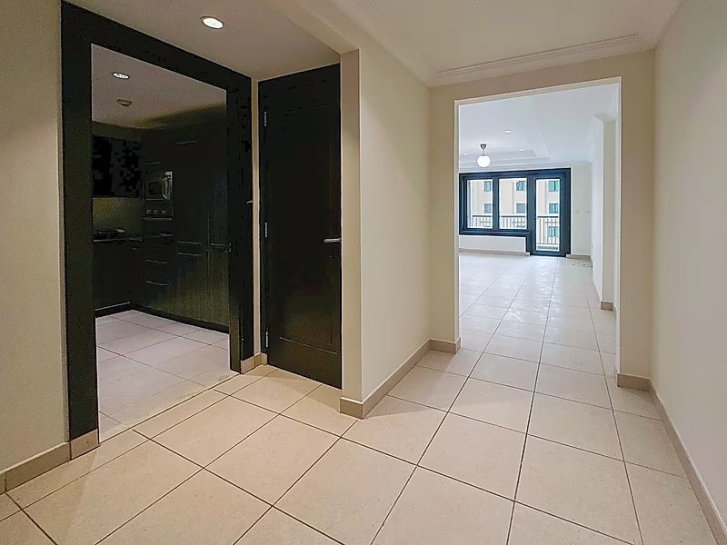 Bright & Unique Layout 1 Bedroom in Porto Arabia’s Top Tower - Sea & Kempinski View - Photo 5