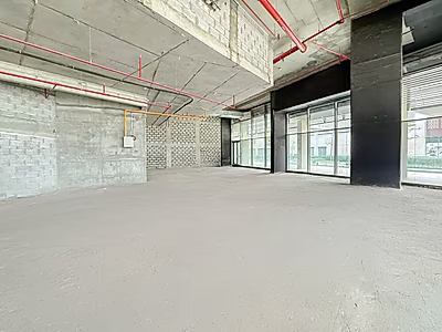 140 Sqm High ceiling retail space / Lusail