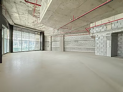 140 Sqm High ceiling retail space / Lusail