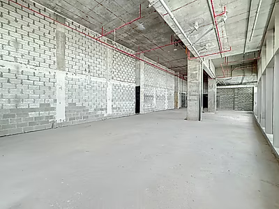 140 Sqm High ceiling retail space / Lusail