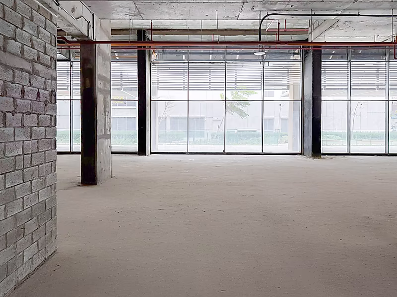 Premier Retail Space with Exquisite Design - Photo 2