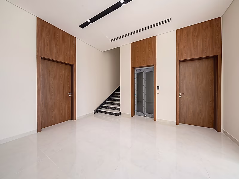 Luxury Modern Villa Ready for Immediate Occupancy for Sale in Muraikh – Prime Location on a Main Road - Photo 4