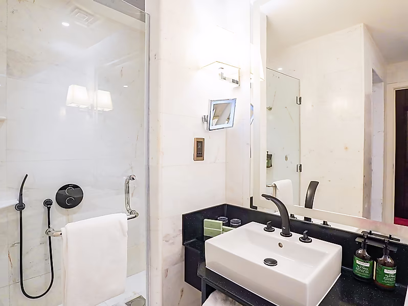 LUXURIOUS 2 BEDROOM IN WEST BAY-ALL BILLS INCLUDED - Photo 15