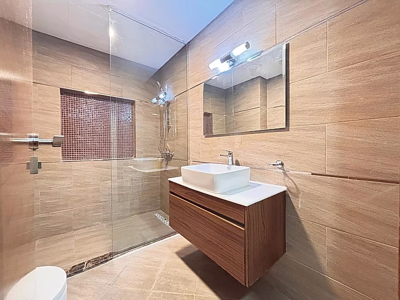 Elegant 2BR in Erkyah with Scenic City Views - Photo 5