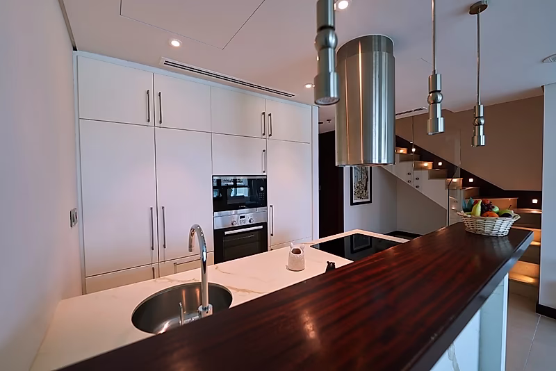 Premium Branded Residence in The Pearl | High Appreciation & Luxury Waterfront Living - Photo 2