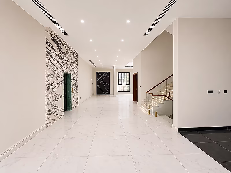 LUSAIL 5BR VILLA WITH POOL & ELEVATOR FOR SALE - Photo 1