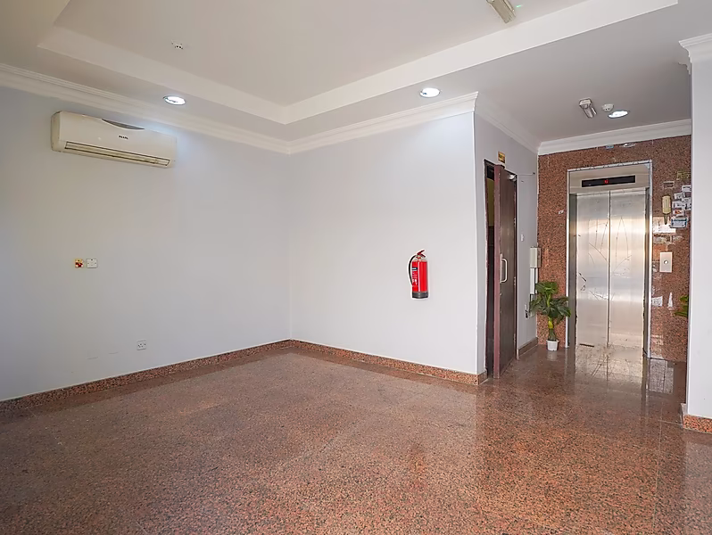 مبنى سكني مكون من 3 طوابق للبيع | مدينة خليفة - Photo 1