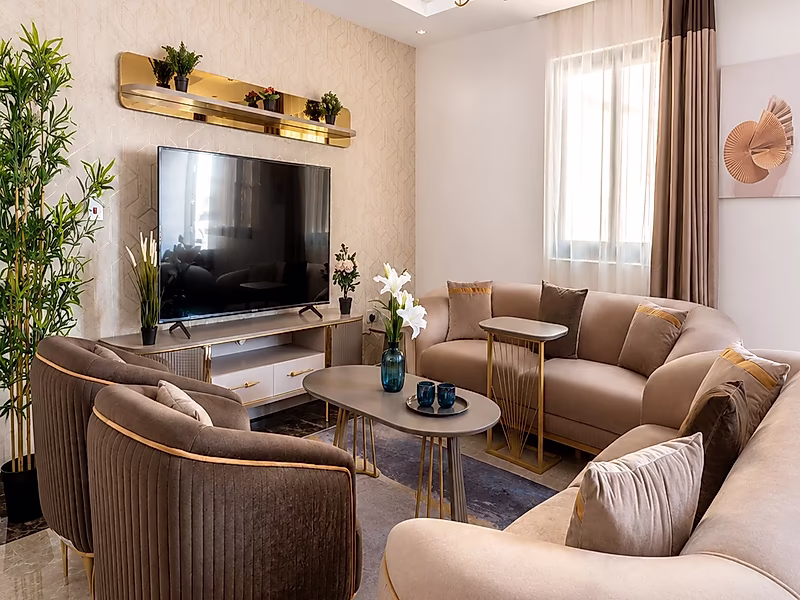 Stunning 5BR Villa with Opulent Finishes - Photo 9