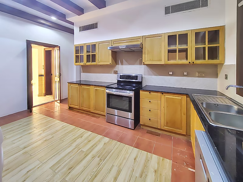 STUNNING 5-BEDROOM ELEGANCE AWAITS - Photo 11
