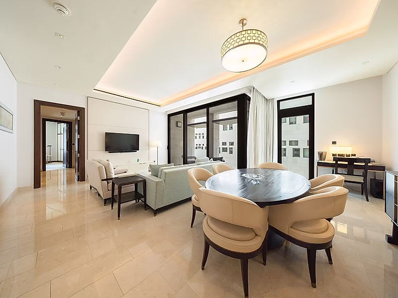 ELEGANT CITY LIVING! SPACIOUS 3-BR WITH BALCONY - Photo 2