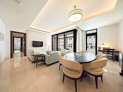 ELEGANT CITY LIVING! SPACIOUS 3-BR WITH BALCONY