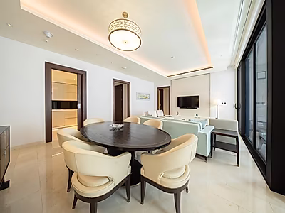 ELEGANT CITY LIVING! SPACIOUS 3-BR WITH BALCONY