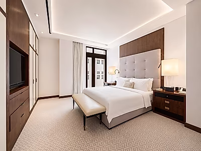 ELEGANT CITY LIVING! SPACIOUS 3-BR WITH BALCONY