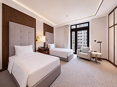 ELEGANT CITY LIVING! SPACIOUS 3-BR WITH BALCONY