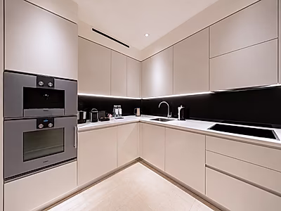ELEGANT CITY LIVING! SPACIOUS 3-BR WITH BALCONY