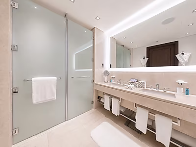 ELEGANT CITY LIVING! SPACIOUS 3-BR WITH BALCONY