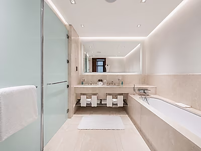 ELEGANT CITY LIVING! SPACIOUS 3-BR WITH BALCONY