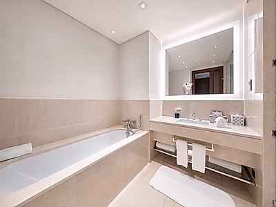 ELEGANT CITY LIVING! SPACIOUS 3-BR WITH BALCONY