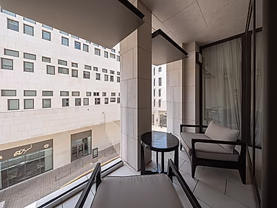 ELEGANT CITY LIVING! SPACIOUS 3-BR WITH BALCONY