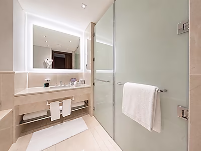 ELEGANT CITY LIVING! SPACIOUS 3-BR WITH BALCONY