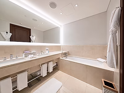 ELEGANT CITY LIVING! SPACIOUS 3-BR WITH BALCONY