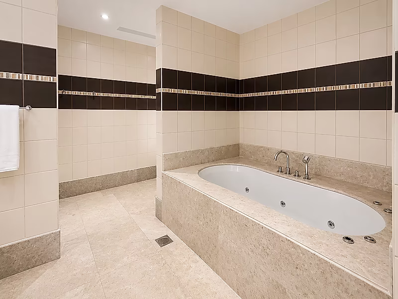 5-Bedroom Penthouse with Panoramic Qatar Views & 5-Star Amenities - Photo 9