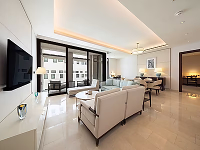 ELEGANT CITY LIVING! SPACIOUS 3-BR WITH BALCONY