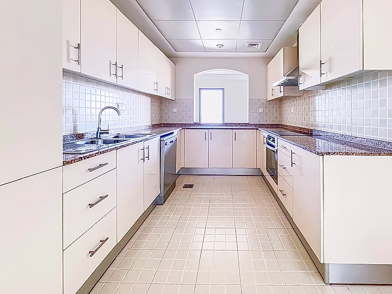 Elegant 1-Bedroom Apartment | Porto Arabia, The Pearl - Photo 3