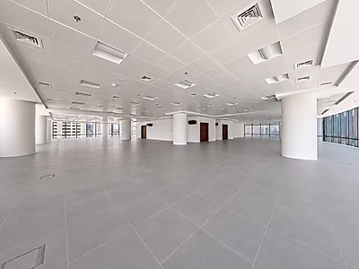 مساحة أعمال راقية شبه مجهزة بمساحة 130 مترًا مربعًا مع إطلالات بحرية خلابة.