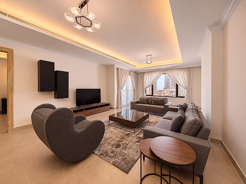 Elevated Living in Porto Arabia – Premium Fully Furnished 1-Bedroom Apartment - Photo 1