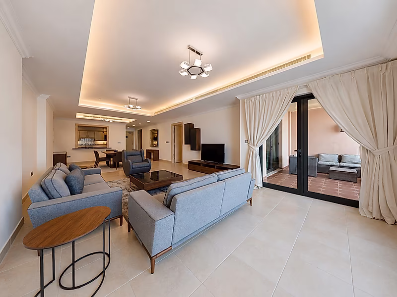 Elevated Living in Porto Arabia – Premium Fully Furnished 1-Bedroom Apartment - Photo 2
