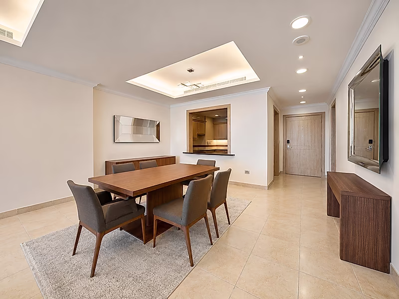 Elevated Living in Porto Arabia – Premium Fully Furnished 1-Bedroom Apartment - Photo 3