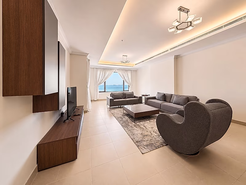Elevated Living in Porto Arabia – Premium Fully Furnished 1-Bedroom Apartment - Photo 4