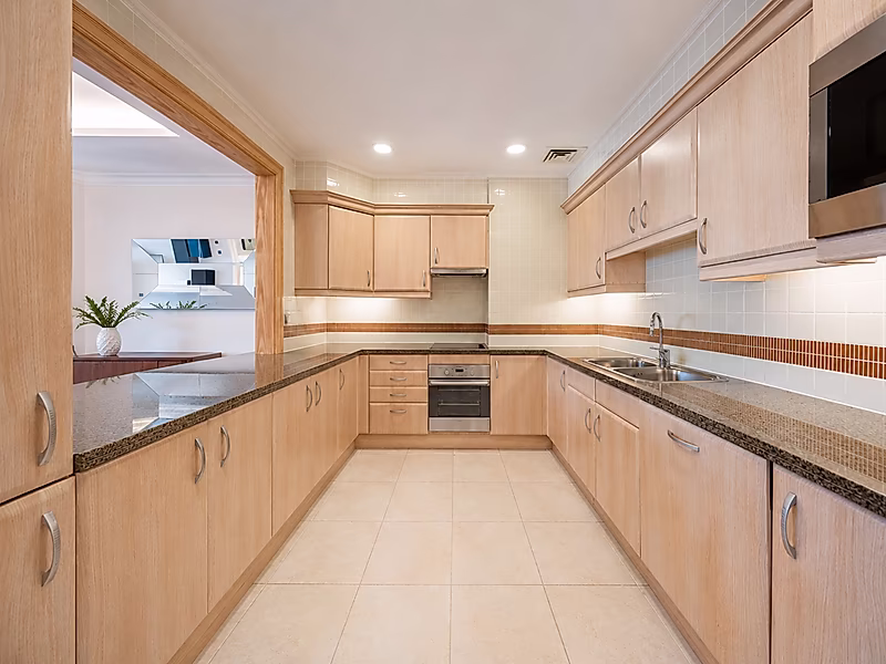 Elevated Living in Porto Arabia – Premium Fully Furnished 1-Bedroom Apartment - Photo 6