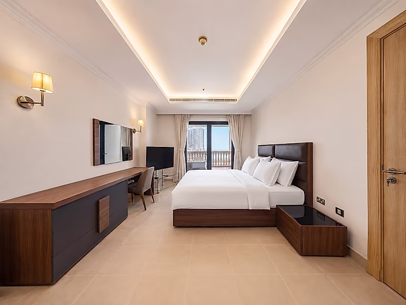 Elevated Living in Porto Arabia – Premium Fully Furnished 1-Bedroom Apartment - Photo 7