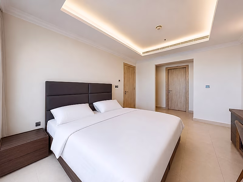 Elevated Living in Porto Arabia – Premium Fully Furnished 1-Bedroom Apartment - Photo 8