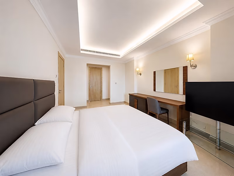 Elevated Living in Porto Arabia – Premium Fully Furnished 1-Bedroom Apartment - Photo 9