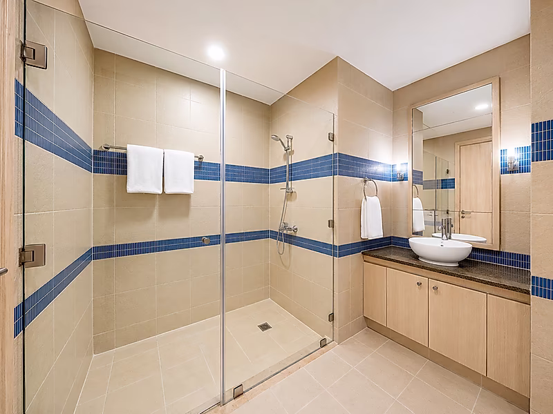 Elevated Living in Porto Arabia – Premium Fully Furnished 1-Bedroom Apartment - Photo 10