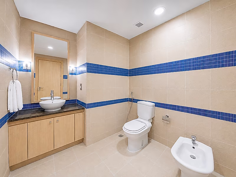 Elevated Living in Porto Arabia – Premium Fully Furnished 1-Bedroom Apartment - Photo 11