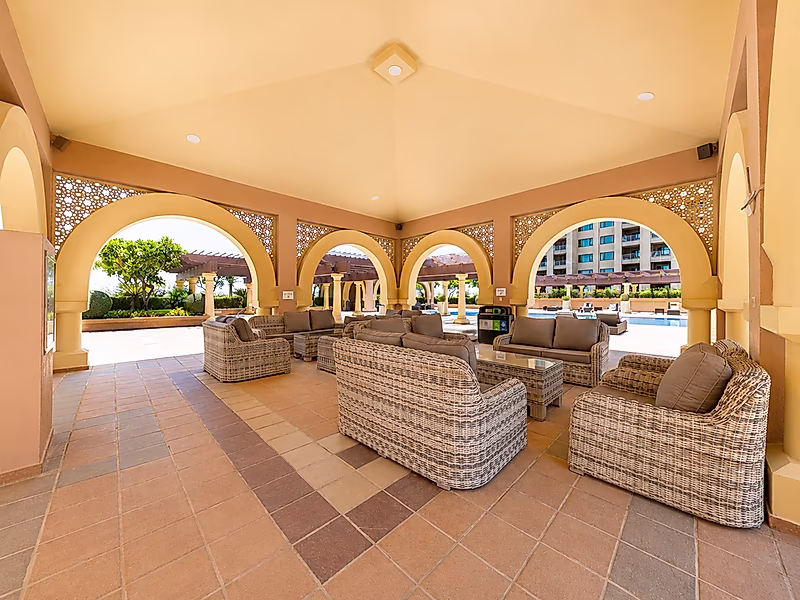 Elevated Living in Porto Arabia – Premium Fully Furnished 1-Bedroom Apartment - Photo 17