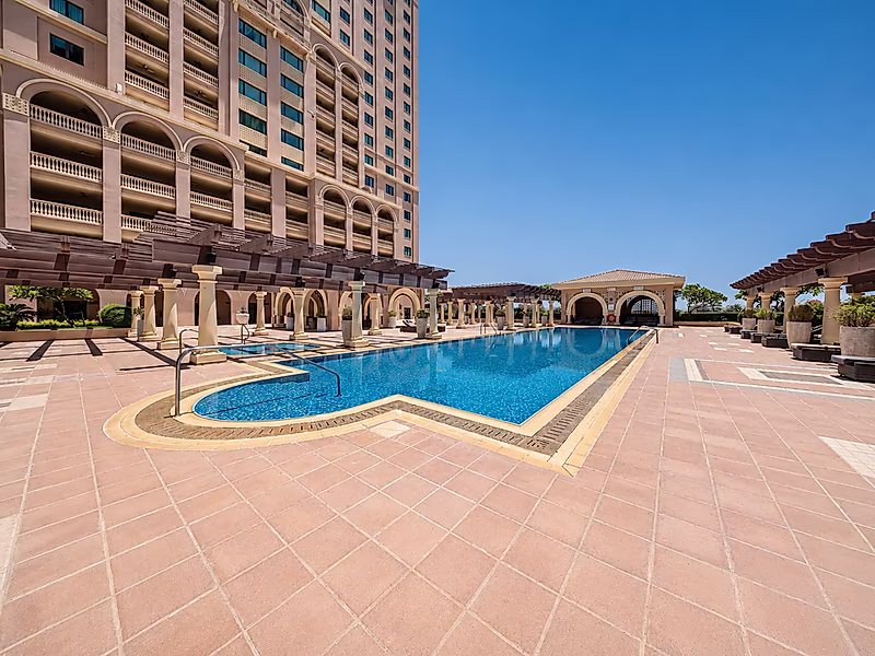 Elevated Living in Porto Arabia – Premium Fully Furnished 1-Bedroom Apartment - Photo 19