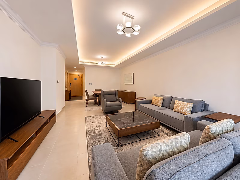 Elegant Fully Furnished 2-Bedroom Residence in Porto Arabia - Photo 2