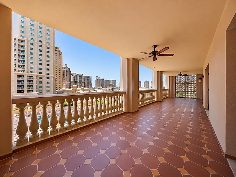 Elegant Fully Furnished 2-Bedroom Residence in Porto Arabia - Photo 4