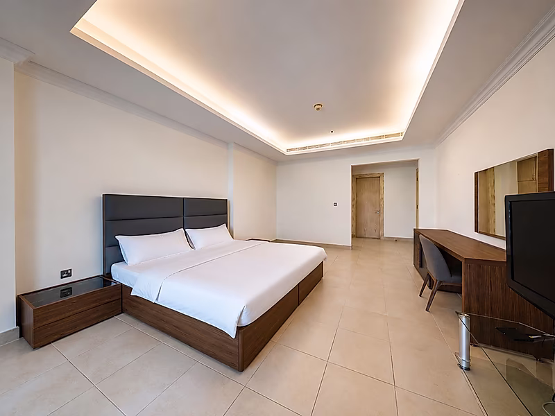 Elegant Fully Furnished 2-Bedroom Residence in Porto Arabia - Photo 7