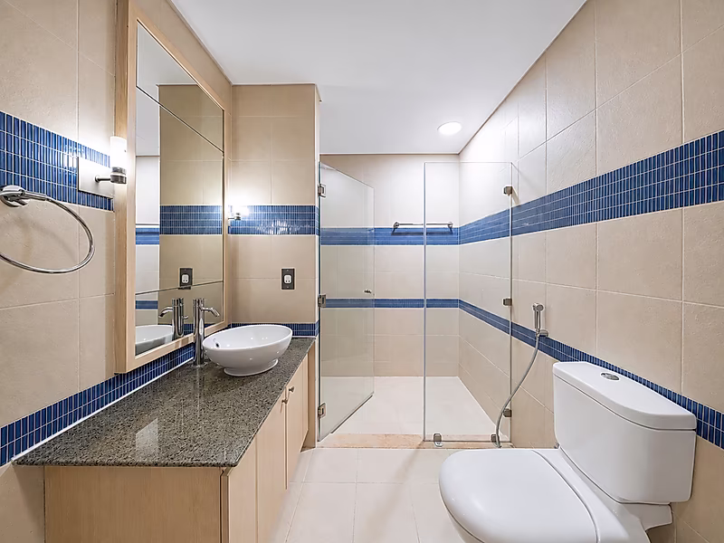 Elegant Fully Furnished 2-Bedroom Residence in Porto Arabia - Photo 13