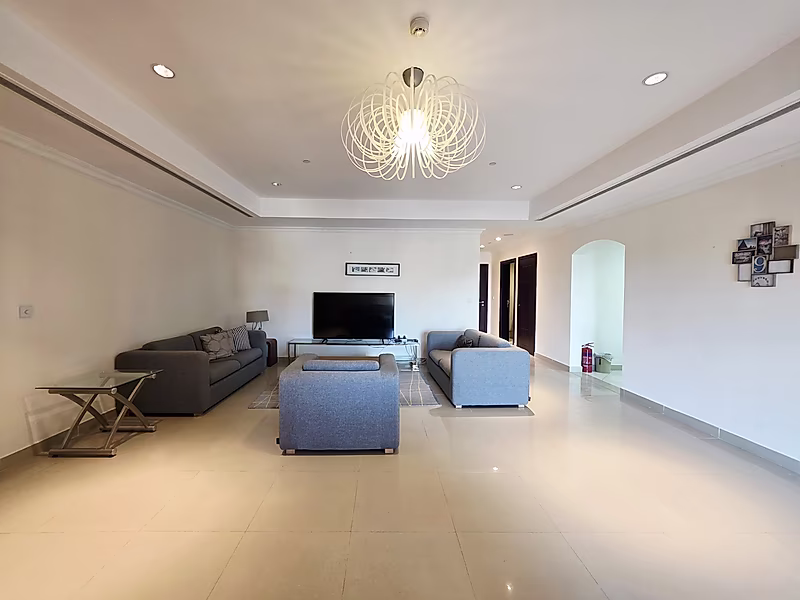 Fully Furnished 2-Bedroom Apartment – Porto Arabia with Marina-View Balcony - Photo 2