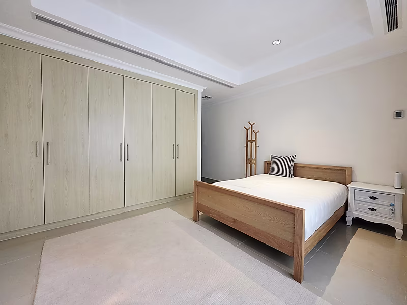 Fully Furnished 2-Bedroom Apartment – Porto Arabia with Marina-View Balcony - Photo 4